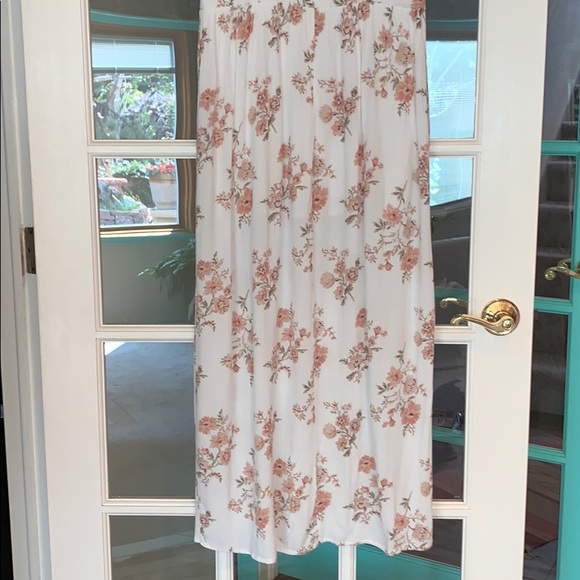 Showpo White Floral Maxi Dress - Picture 9 of 10